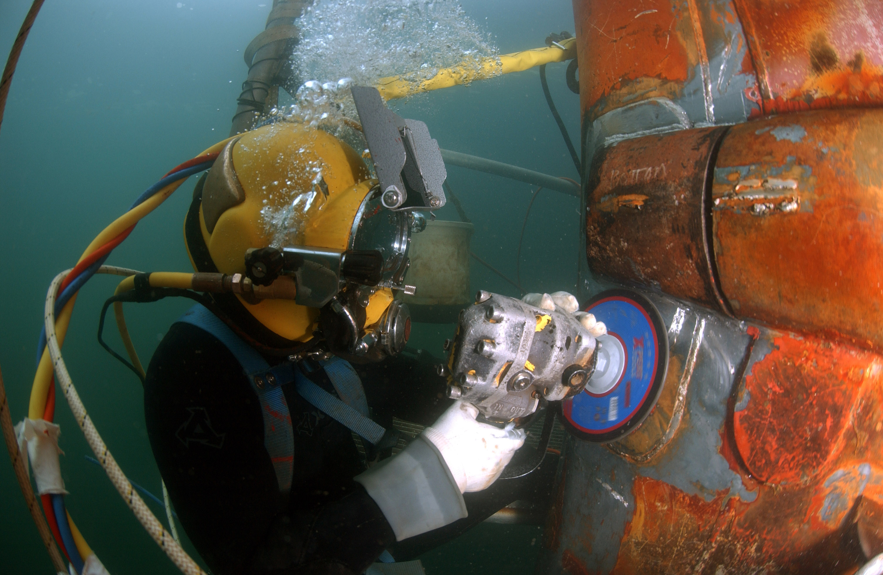 Duiker van Antwerp Underwater Solutions onder water