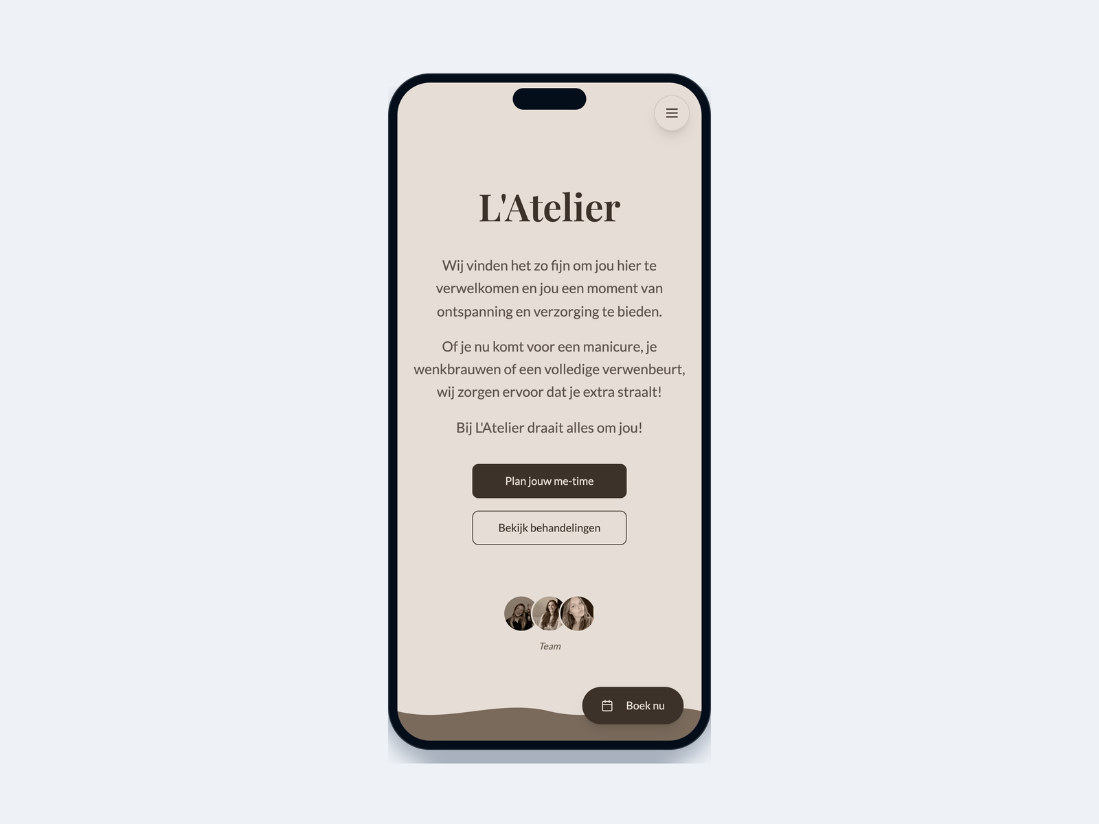 De site van L'Atelier op een telefoon, met de boekknop onderaan het scherm