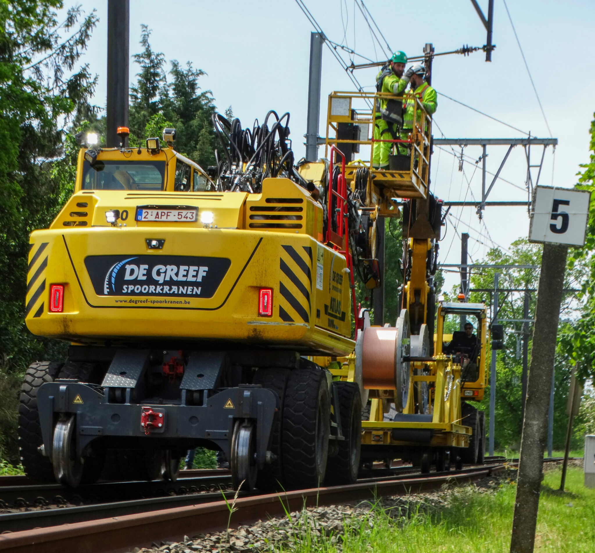 Spoorkraan van Railforce op een werf