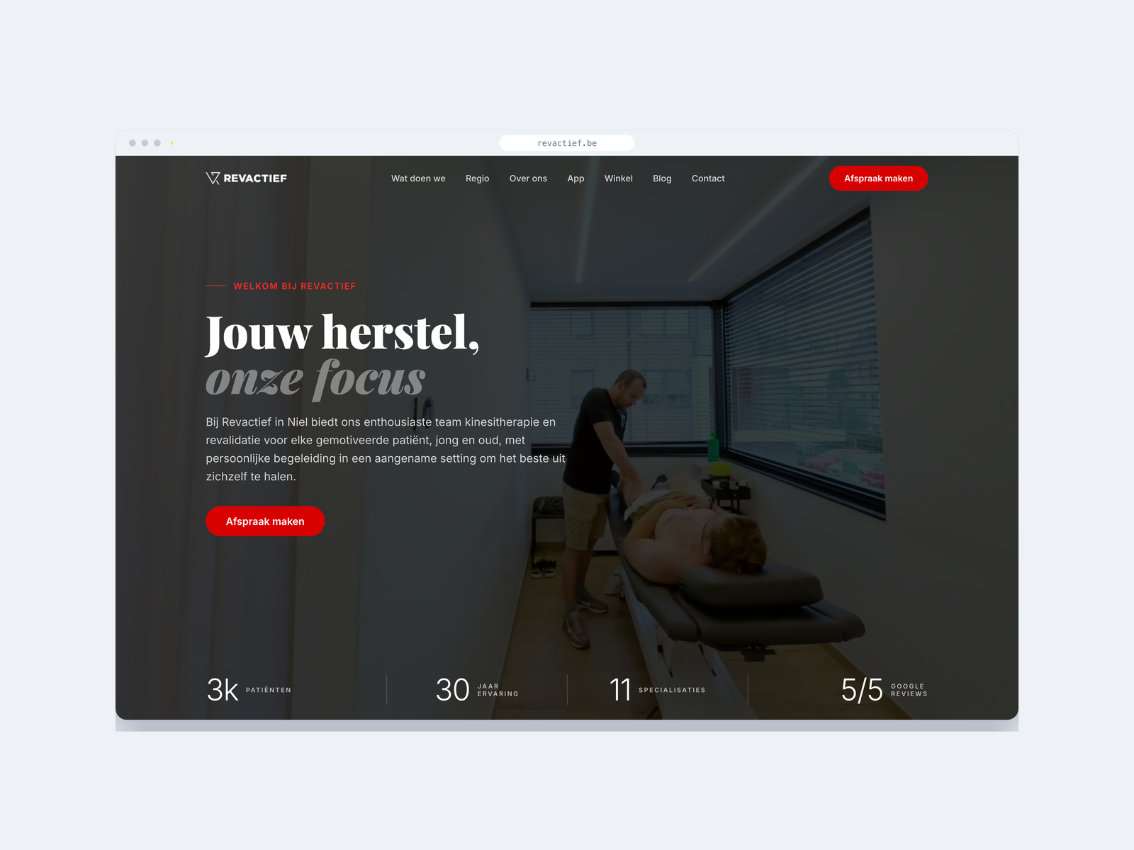 De website van kinepraktijk Revactief in de browser, met het team en de specialisaties