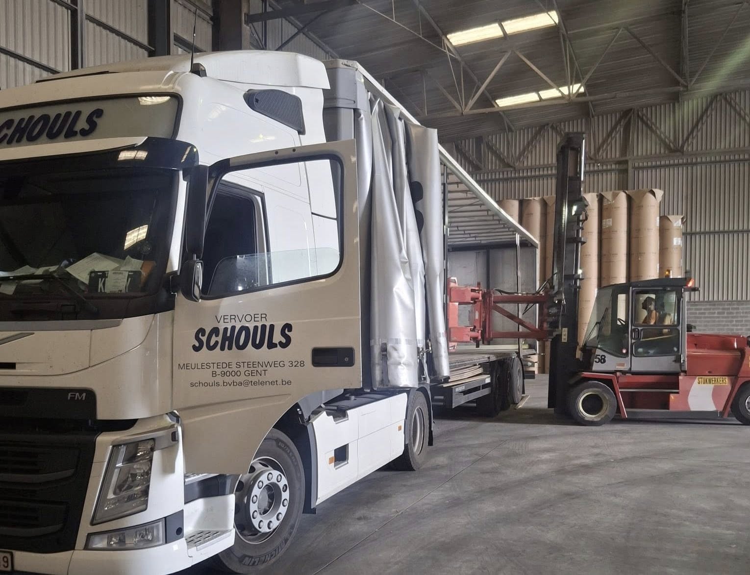 Vrachtwagen van Transport Schouls onderweg