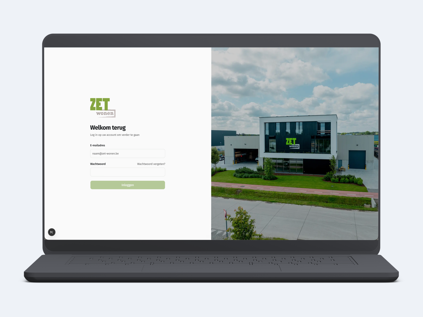Het inlogscherm van de ZET Wonen-tool op een laptop, met een dronefoto van het ZET Wonen-gebouw ernaast