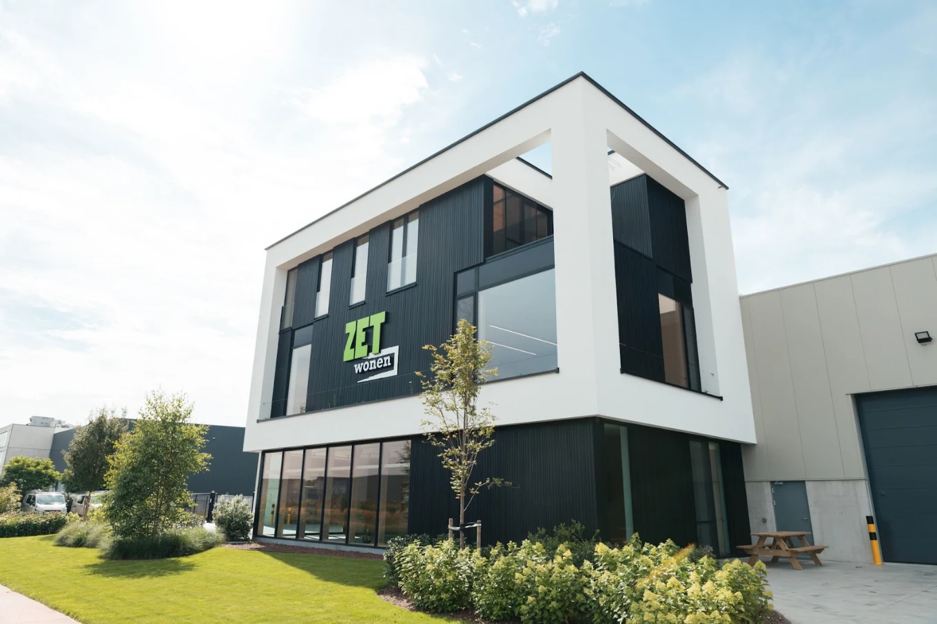 Het kantoorgebouw van ZET Wonen: een wit kader rond een gevel in zwart hout, met het ZET-logo